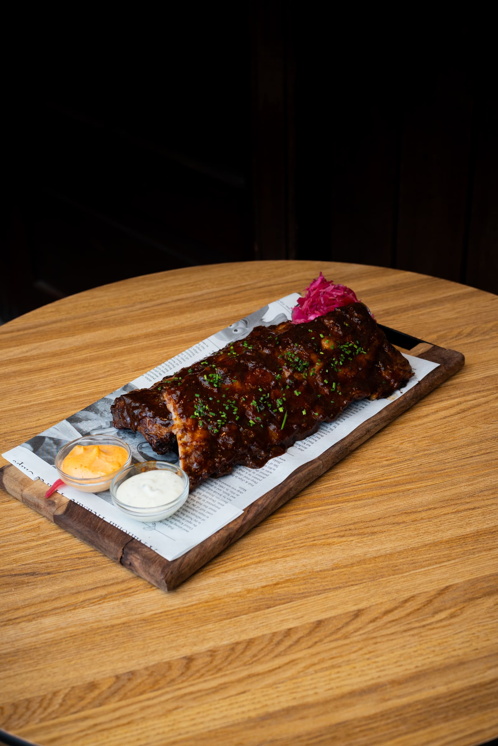 Stadtlander-spareribs op een houten plank